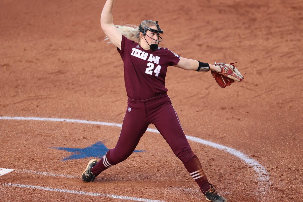 AggieSoftball's tweet photo. Standing ovation for @MakinzyH as she exits the game 👏👏👏

Check out her final line ⬇
4.1 IP, 1 H, 0 R, 3 BB, 4 K https://t.co/5sc11kLw0k