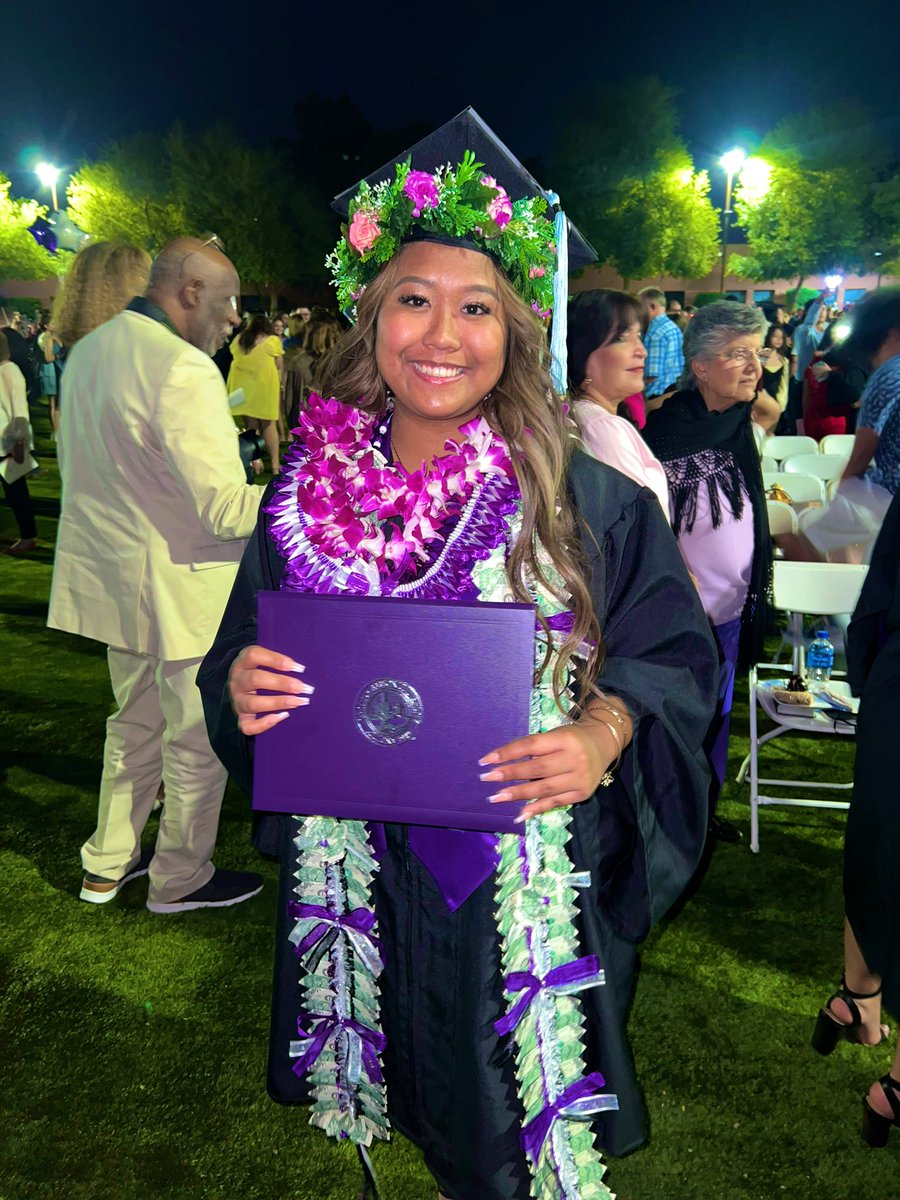 ilyjohnalynx3's tweet photo. 3 years later &amp; i finally graduated! thankful for my family &amp; friends that supported me throughout these 3 years. i love y’all ❤️ gcu &amp; az will always have a special place in my heart. lopes up &amp; lopes out 🤘🏽💜 https://t.co/jMsCfERioV