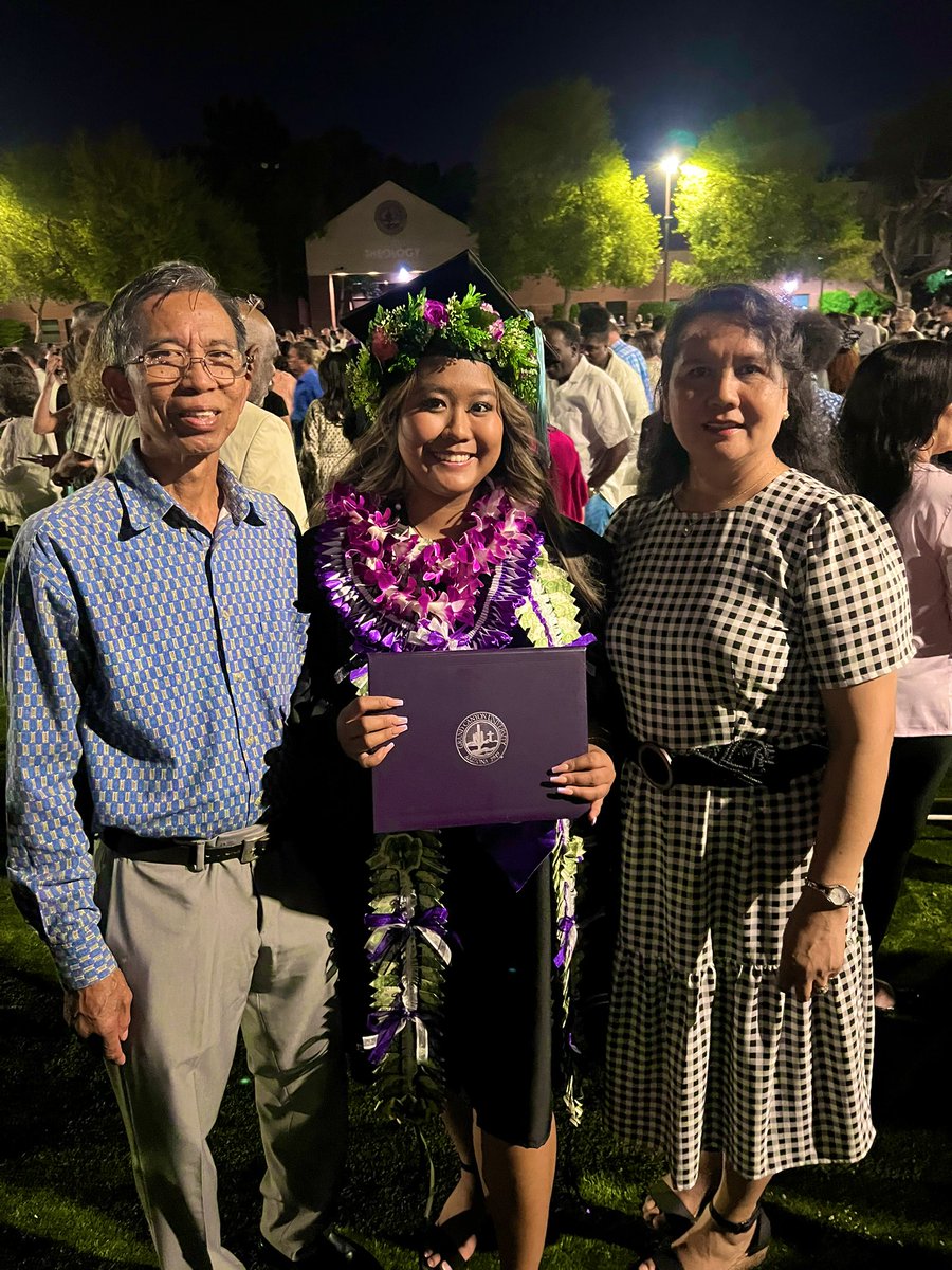 ilyjohnalynx3's tweet photo. 3 years later &amp; i finally graduated! thankful for my family &amp; friends that supported me throughout these 3 years. i love y’all ❤️ gcu &amp; az will always have a special place in my heart. lopes up &amp; lopes out 🤘🏽💜 https://t.co/jMsCfERioV