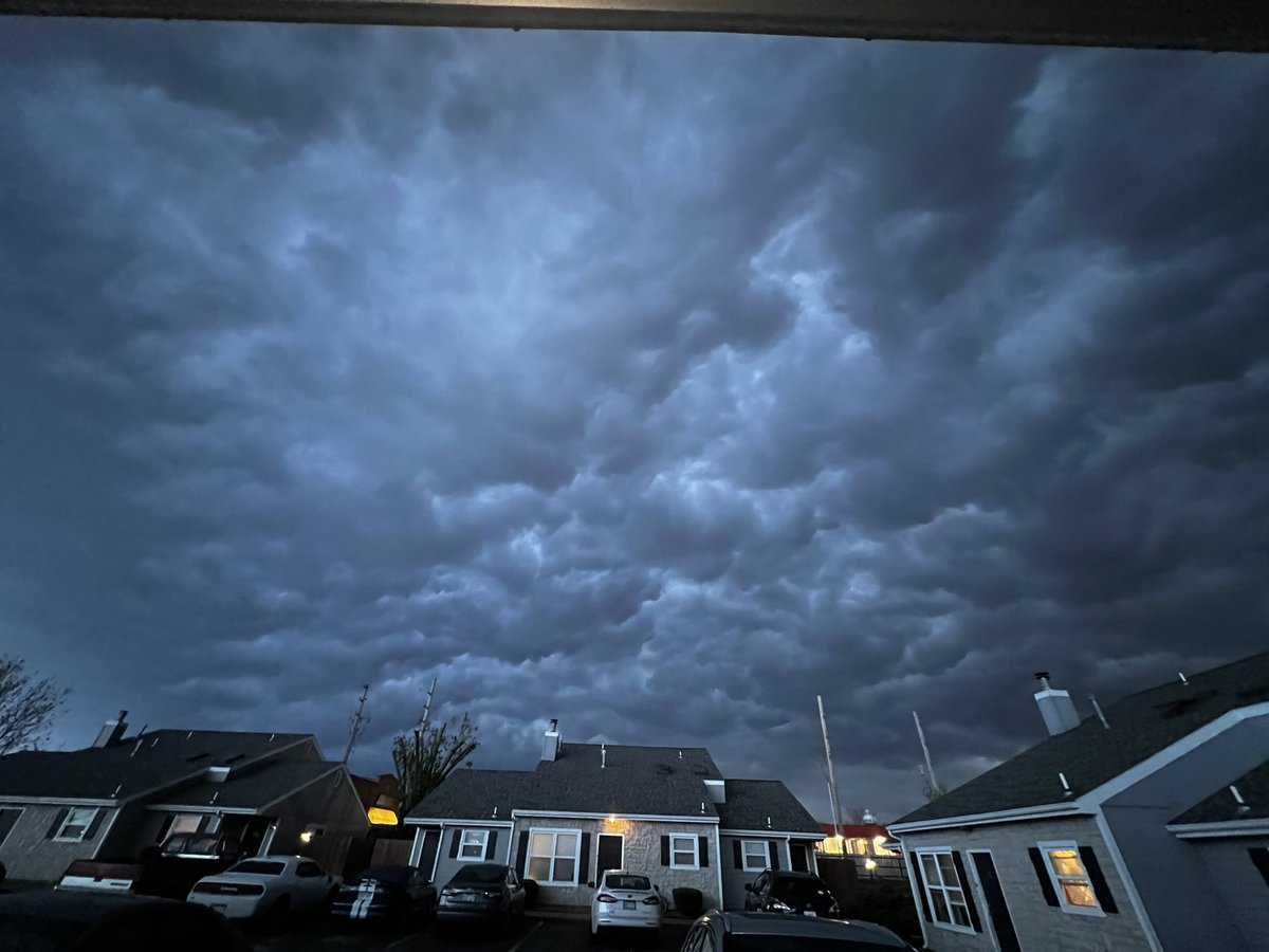 DahlquistAlissa's tweet photo. Storm rolling into Eudora Kansas!!! @glezak #eudoraks #kansas #kansasstorms https://t.co/sxNfzAZE1b