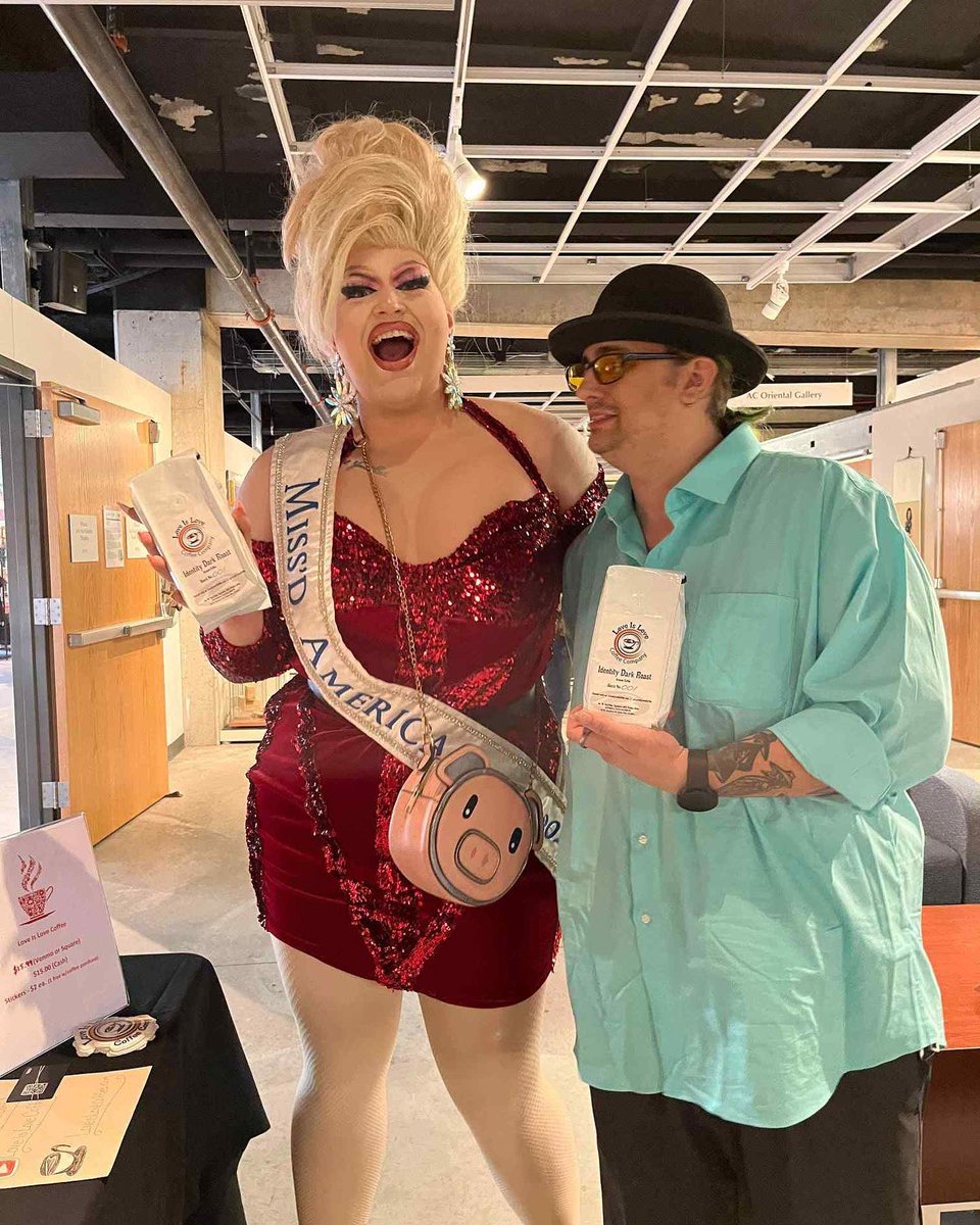 LoveMoreCoffee's tweet photo. We were hanging out with the LOVELY @amandaporq last night in AC 😍 https://t.co/uJnBsAjvoO
