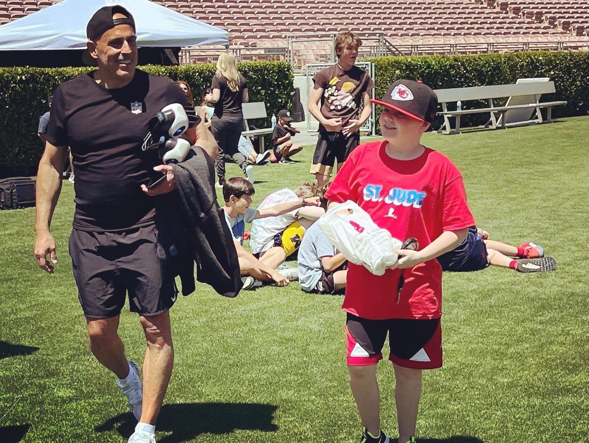MarcLore's tweet image. Eventful morning at @RoseBowlStadium with my friend @richeisen, @StJude, and some incredible @NFL Legends.

Now landing in Minnesota for some @Timberwolves playoff basketball!