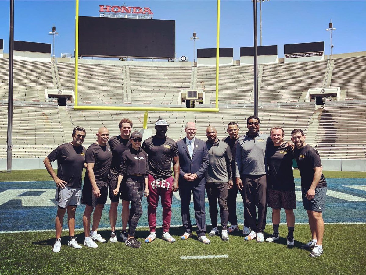 MarcLore's tweet image. Eventful morning at @RoseBowlStadium with my friend @richeisen, @StJude, and some incredible @NFL Legends.

Now landing in Minnesota for some @Timberwolves playoff basketball!