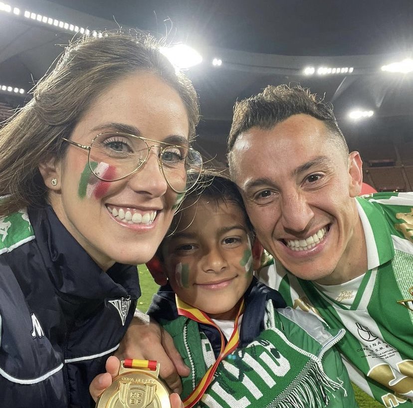 AGuardado18's tweet photo. Simplemente sin palabras!!
gracias Futbol por esto !! CAMPEONEEEES DE COPA!! Los Amo Sandra #maximomuchachocabron y me falto mi #Catalinamuchachachingona https://t.co/MpUoXSj1R4