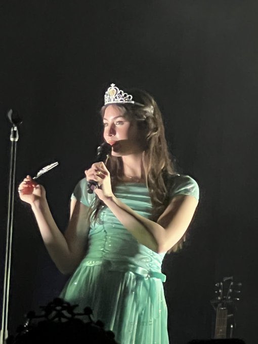 protectabrams's tweet photo. prom queen https://t.co/azJQ3O0E6p