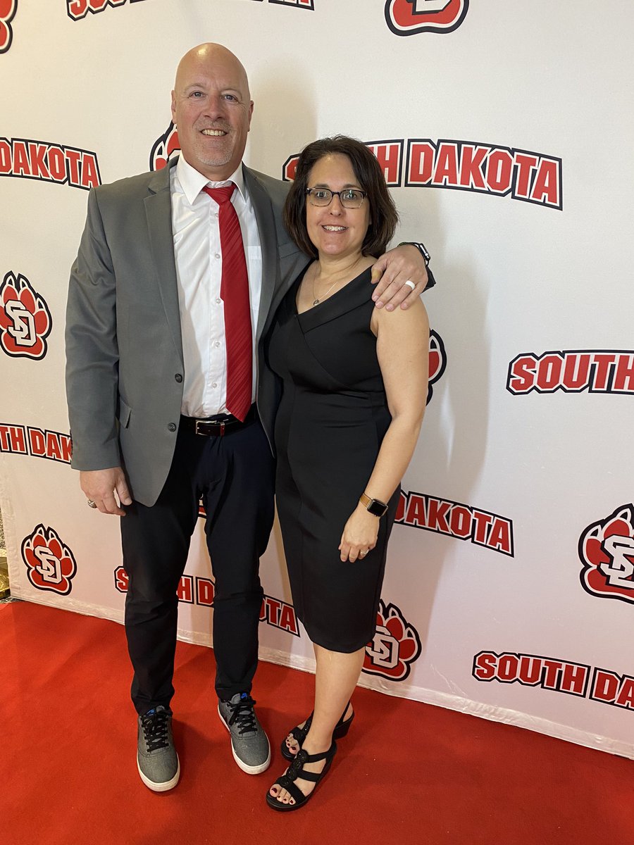 HiPowSPORTS's tweet photo. Always fun to spend the night with the chick! #callingallcoyotes @usd @SDCoyotes @YoteBrotherhood @SDCoyotesMBB @SDCoyotesFB @SDCoyotesEquip @SDCoyotesSB @SDCoyotesXCTF @SDCoyotesWBB @CoyoteCrazies https://t.co/oe2sJVxP1Y