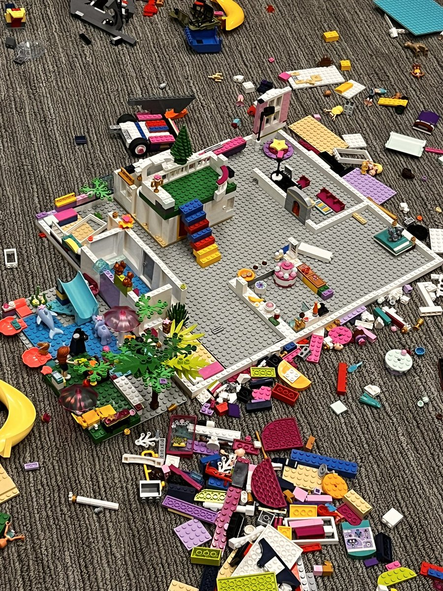 mikeysmum12's tweet image. Spent the day with my brothers 5 kids and my 2. Lego carnage everywhere! #iwantapool #1GoodThingToday