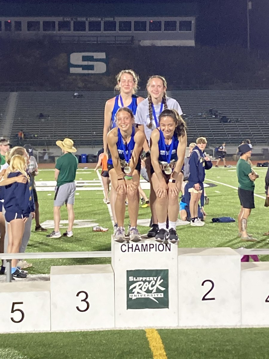 HempfieldAreaTF's tweet photo. The 4x4 takes 🥇with a run of 4:08! https://t.co/Ljs0swJn6b