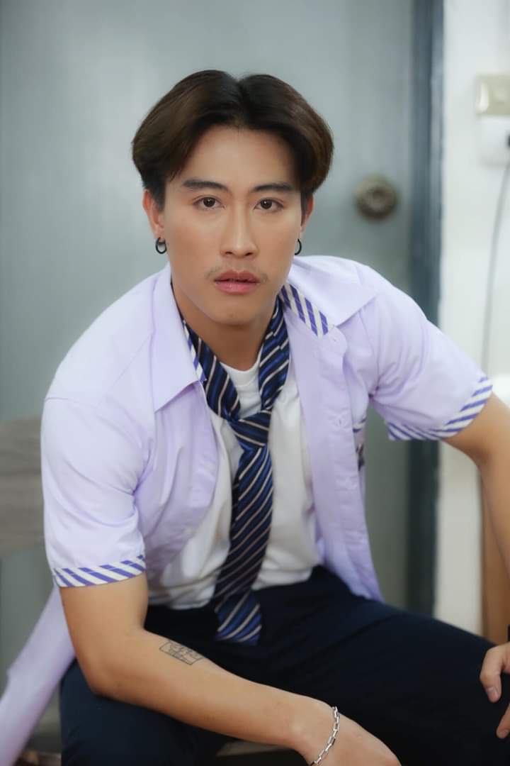Krukhuan's tweet photo. นักร้องโหด จะโหดเฉพาะตอนหึง 😁  #ก้อนขี้ไหง่byธนดล https://t.co/5CeS83nLfR