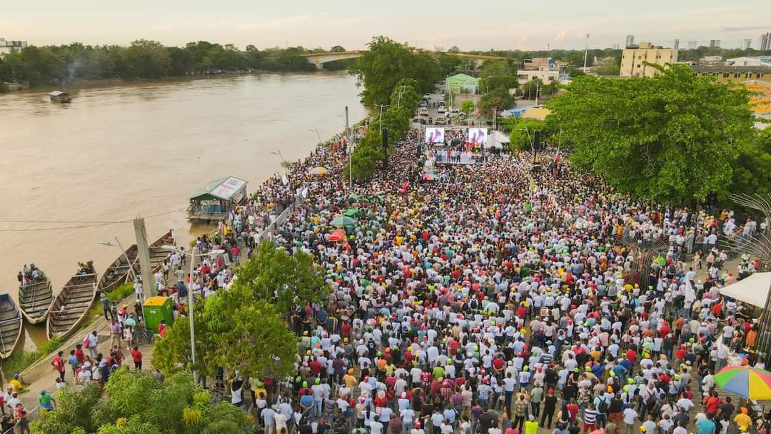 BELLOSAMIR's tweet photo. Gustavo Petro en la plaza María en Montería Córdoba 
Cómo te quiero Montería. https://t.co/rjdUtA5nWz