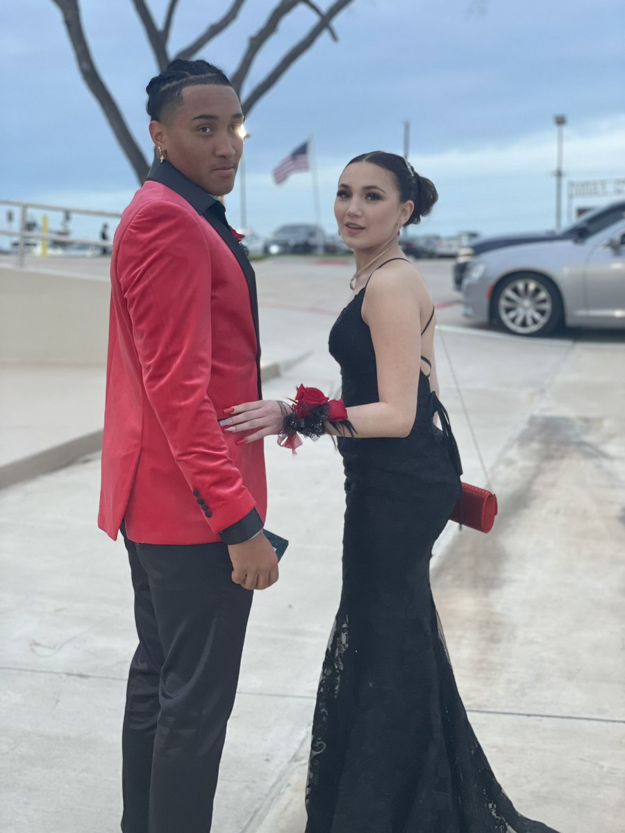 nhunter_76's tweet photo. And just like that, itβs prom.π€§ππ #BrandonNBrooke #viewsfromtheview https://t.co/kyb9DQZO8L