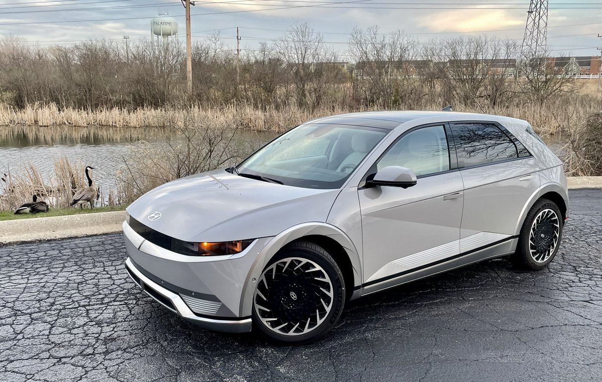 Car_Guy_Tom's tweet photo. Warm weather brings better-than-advertised range, but the geese…the geese don’t care. #Waterfowl @Hyundai #Ioniq5 #BatteryRange #stoicGeese https://t.co/F2JYi7cIwh