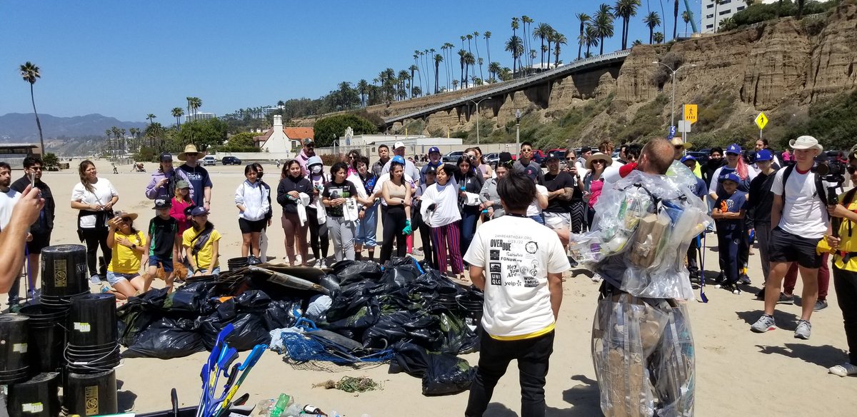 itisoverdue's tweet photo. 308 lbs in one of the 5 spots along the coast of Santa Monica!🥳 Thank you everyone who came out today for our very first annual 24hr Earth Day event. Its incredible to see everyone come together for community cleanups and share the goal of a better environment🌎 @weexploreearth https://t.co/HjLgtVN1IH