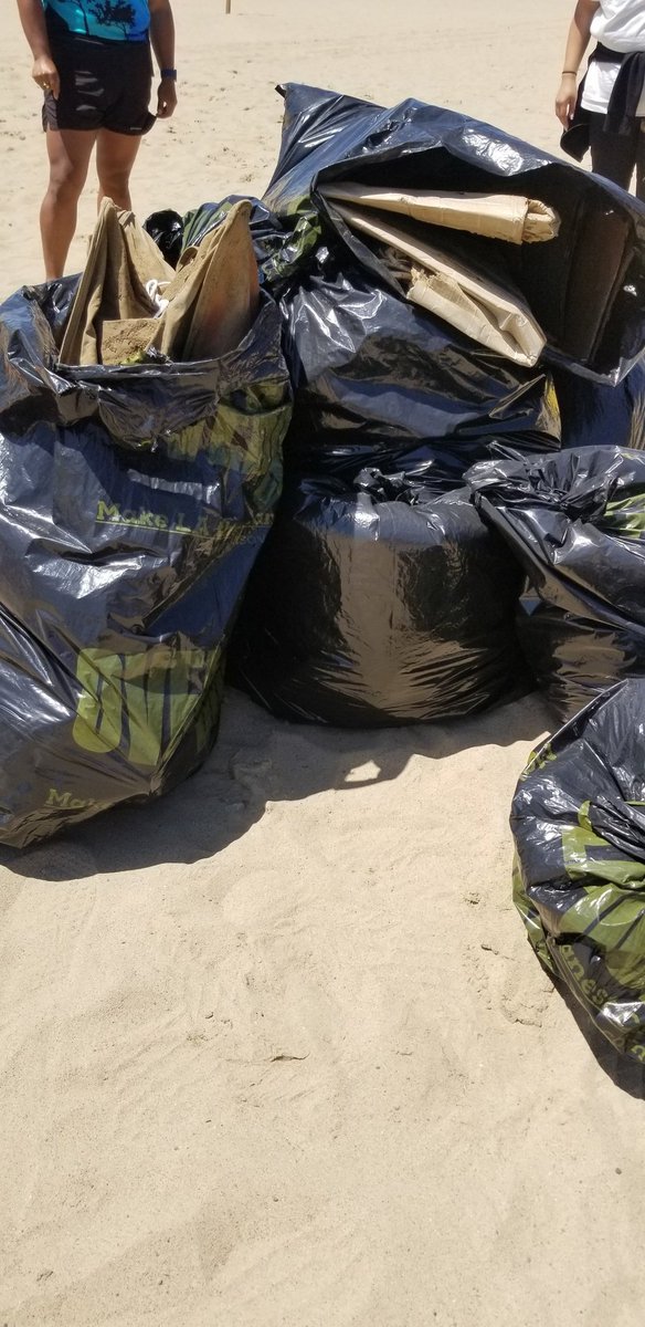 itisoverdue's tweet photo. 308 lbs in one of the 5 spots along the coast of Santa Monica!🥳 Thank you everyone who came out today for our very first annual 24hr Earth Day event. Its incredible to see everyone come together for community cleanups and share the goal of a better environment🌎 @weexploreearth https://t.co/HjLgtVN1IH