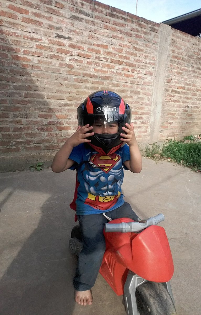 guanchutri's tweet photo. @rosalia Yo tengo un motobaby bien rebelde, pero nos quedamos sin entrada para Argentina, Bs As, saca otra función porfi @rosalia 🥺 https://t.co/WIARm1Zzur