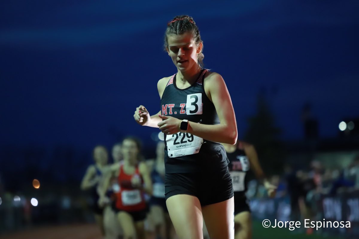 MSHeartland_'s tweet photo. Ashleigh Anderson of Mt. Zion holds off her teammate and opens the main event with 800m win- 2:18.71 #DNIP22 https://t.co/tkHgQcEMMg
