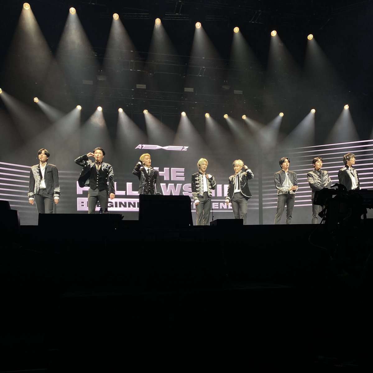 DesMingi123's tweet photo. Toy llorando, están tan cerca y a la vez tan lejos :"0 por fa, pásense por latinoamerica, no importa en avión pero vuelen por aquí:"0 ♡⭐

#ATEEZWORLDTOUR2022 #ATEEZenMadrid 
#ATEEZinMadrid https://t.co/ukz2aYlUXX
