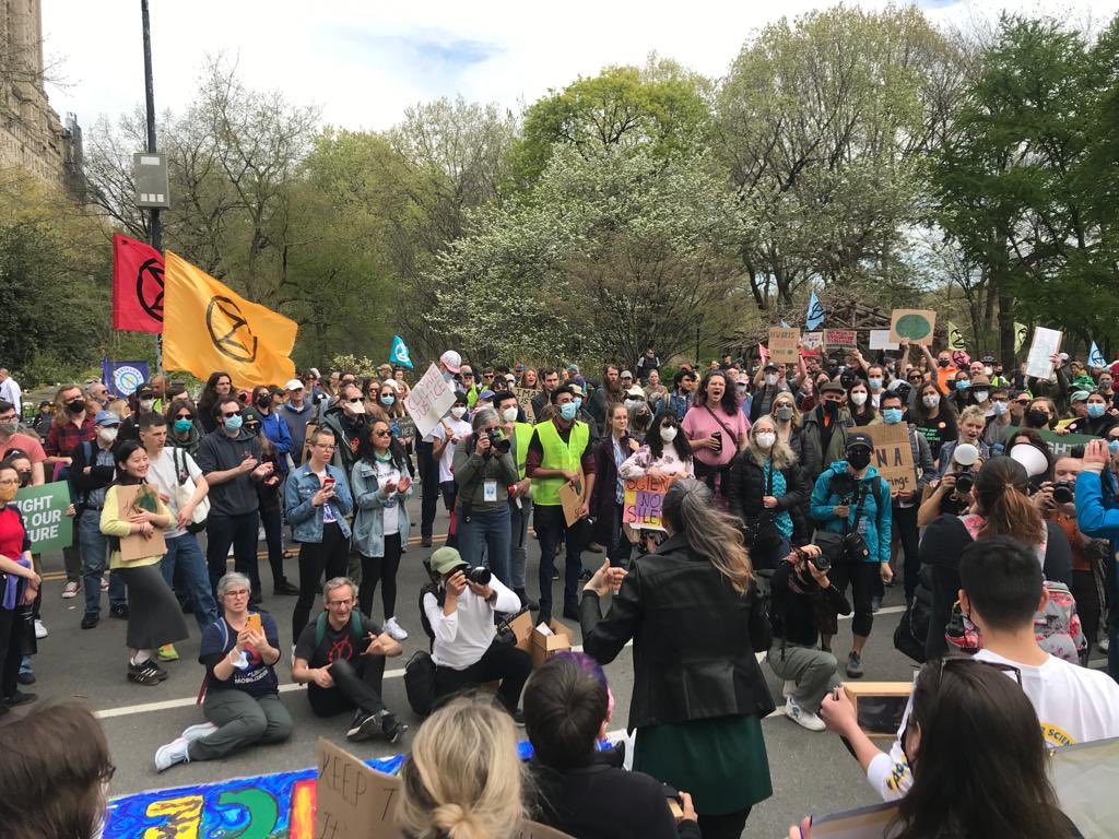 spocuaw's tweet photo. We joined our union siblings @CPWUAW and @SW_Columbia at the #MarchForScienceNYC today to call for greater action on climate change and more support for science! #ScienceNotSilence #1u https://t.co/eSsPW2Y15v