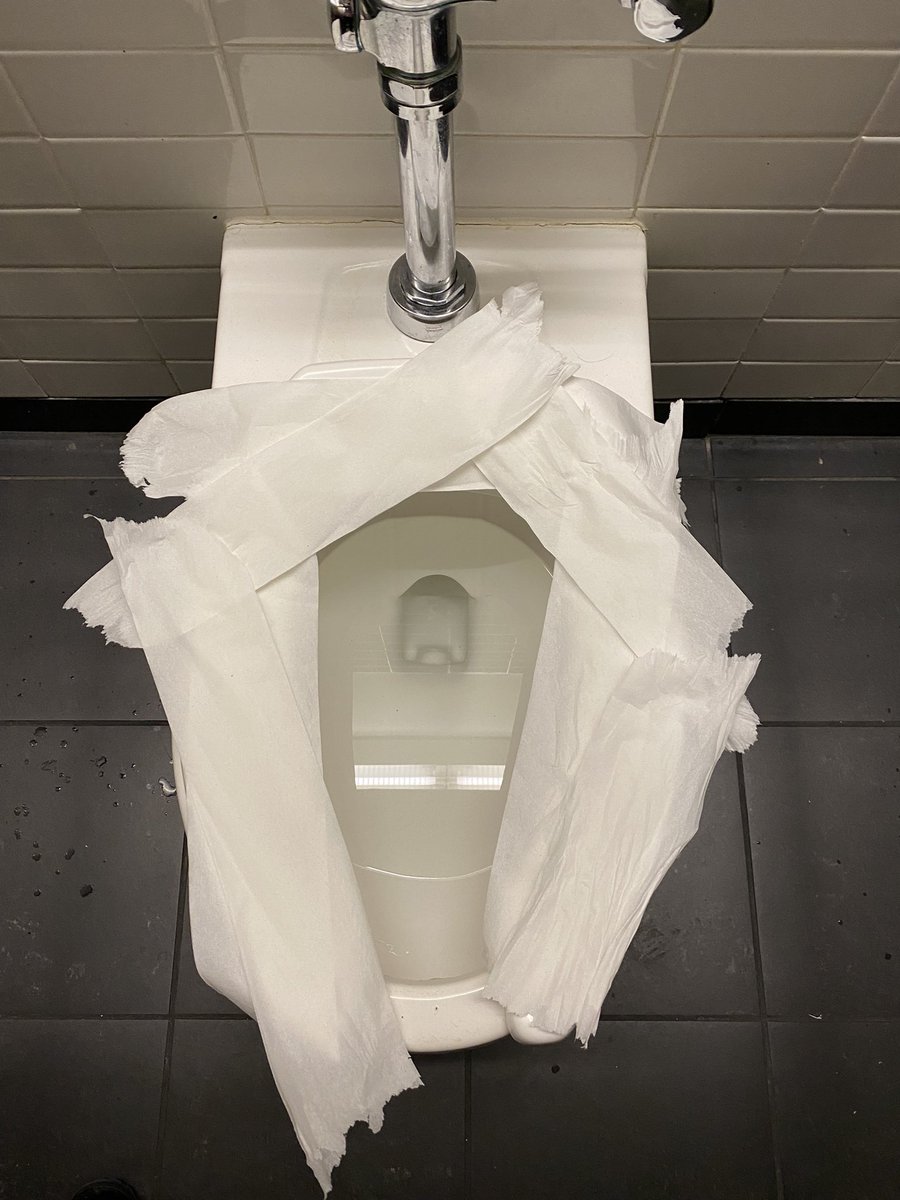 DavidLeavitt's tweet photo. Does anybody else do this in public bathrooms or is it just my OCD? 🤔 #PAXEast https://t.co/dZtcIuAuTQ