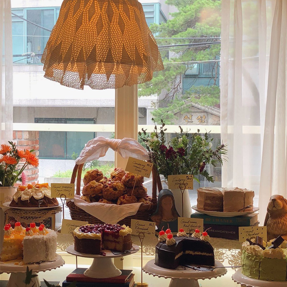 oimoimoimo_z's tweet photo. ❔☕️🍰 https://t.co/KSj8nWuqhn