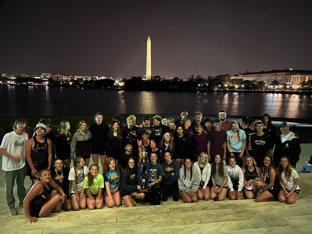 atooms13's tweet photo. Nighttime in DC! #jghstrack #doingitfordouglas @CoachjoyJoy @EastM_Muskies @JGHSMUSKIES1 https://t.co/Kz8uWY0tJ0