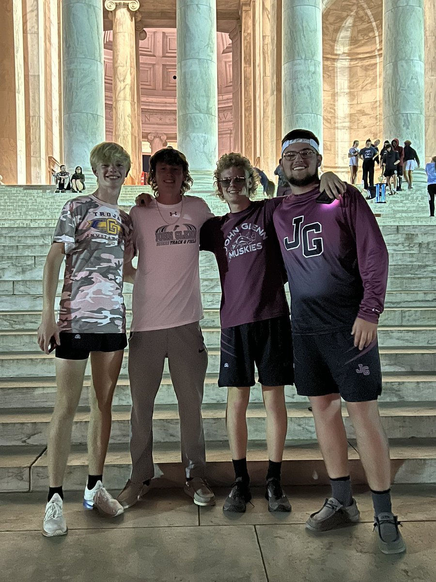 atooms13's tweet photo. Nighttime in DC! #jghstrack #doingitfordouglas @CoachjoyJoy @EastM_Muskies @JGHSMUSKIES1 https://t.co/Kz8uWY0tJ0
