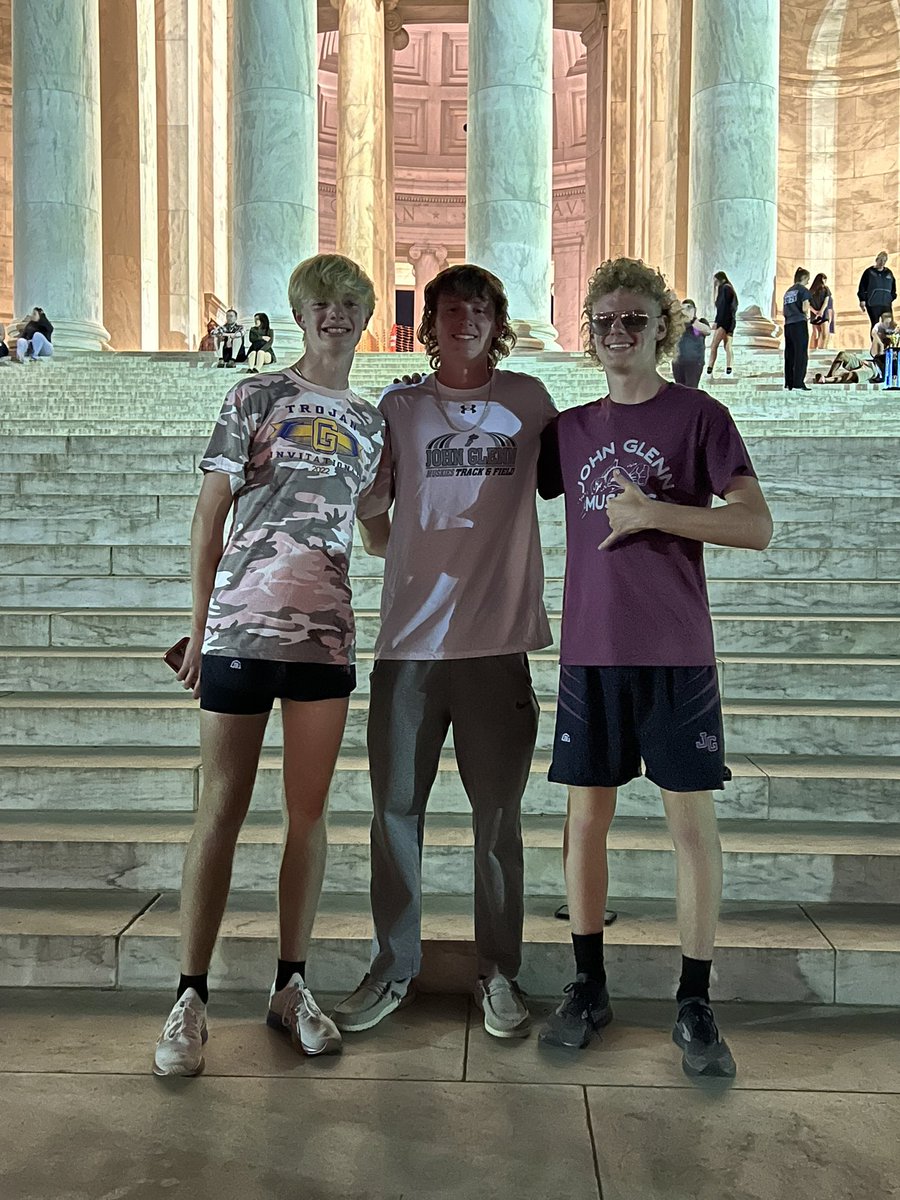 atooms13's tweet photo. Nighttime in DC! #jghstrack #doingitfordouglas @CoachjoyJoy @EastM_Muskies @JGHSMUSKIES1 https://t.co/Kz8uWY0tJ0