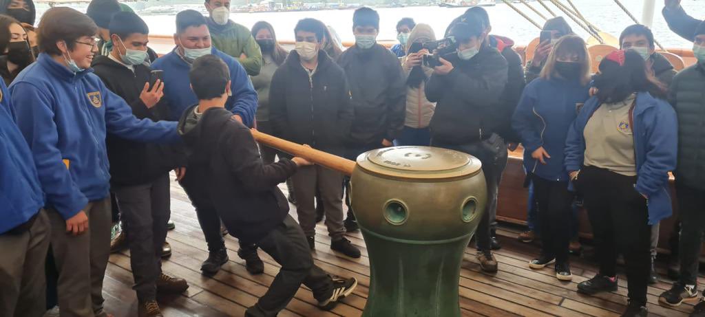 InstitutodelMar's tweet photo. Hoy nuestros estudiantes #IDEMAR en régimen de internado y de Acuicultura y TNME participan del Seminario de Innovación Acuícola, organizado por empresa #Mowi en velero noruego "Statsraad Lehmkuhl", en #PuertoMontt.
#NaveguemosJuntosHaciaElÉxito @fundac_condell #Chonchi https://t.co/MA3woBHNZP