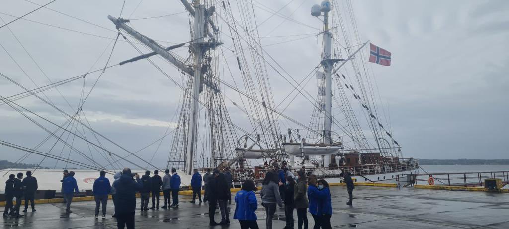 InstitutodelMar's tweet photo. Hoy nuestros estudiantes #IDEMAR en régimen de internado y de Acuicultura y TNME participan del Seminario de Innovación Acuícola, organizado por empresa #Mowi en velero noruego "Statsraad Lehmkuhl", en #PuertoMontt.
#NaveguemosJuntosHaciaElÉxito @fundac_condell #Chonchi https://t.co/MA3woBHNZP
