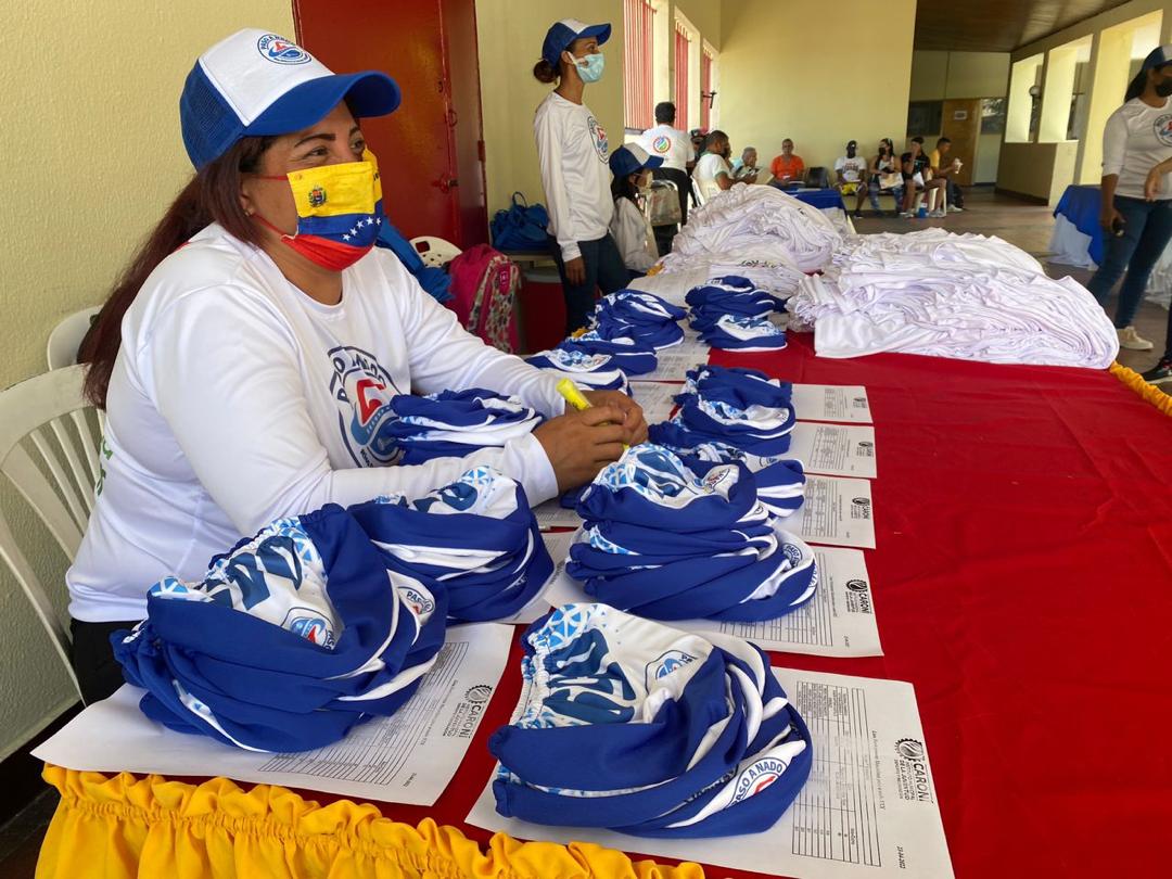 OviedoPSUV's tweet photo. Se acerca la hora y los atletas que formarán parte del Paso a Nado completaron su prueba PCR,  evaluación física y recibieron su Kit de competencia.

#VenezuelaTerritorioDePaz
#VamosCiudadGuayana https://t.co/3aoxP7WHXN