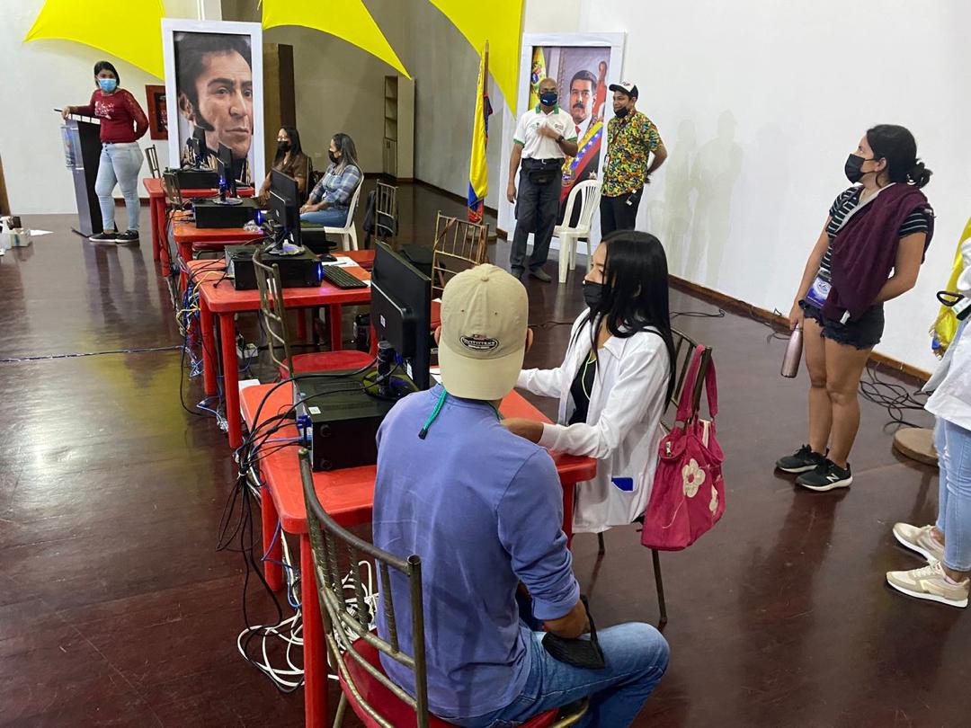 OviedoPSUV's tweet photo. Se acerca la hora y los atletas que formarán parte del Paso a Nado completaron su prueba PCR,  evaluación física y recibieron su Kit de competencia.

#VenezuelaTerritorioDePaz
#VamosCiudadGuayana https://t.co/3aoxP7WHXN