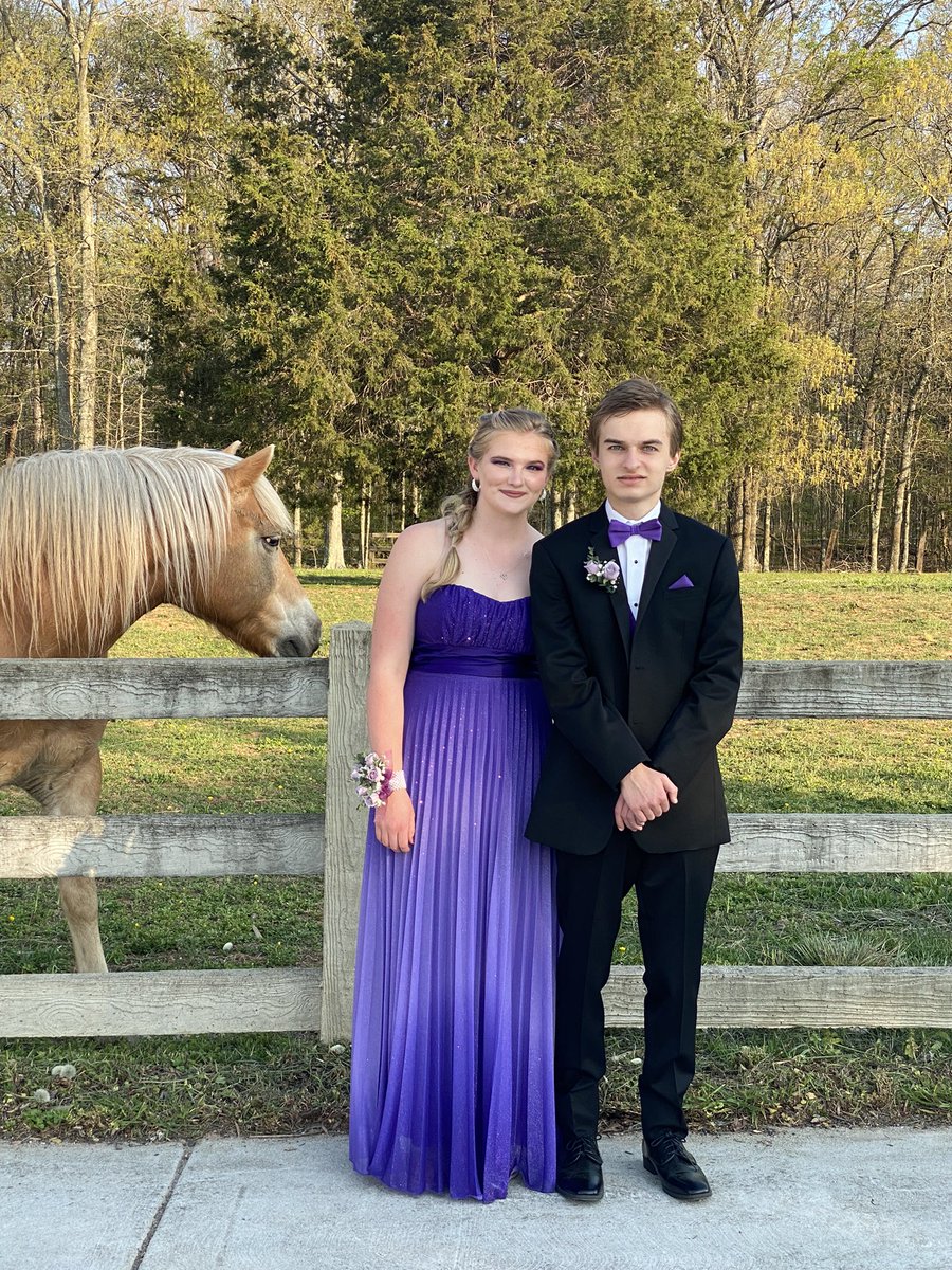 kimomomof2's tweet photo. Senior Prom! #Classof2022 
@LHSEAGLESVA @LHSEagleChamps @LHSEaglesCheer https://t.co/LN7FLbwCUK