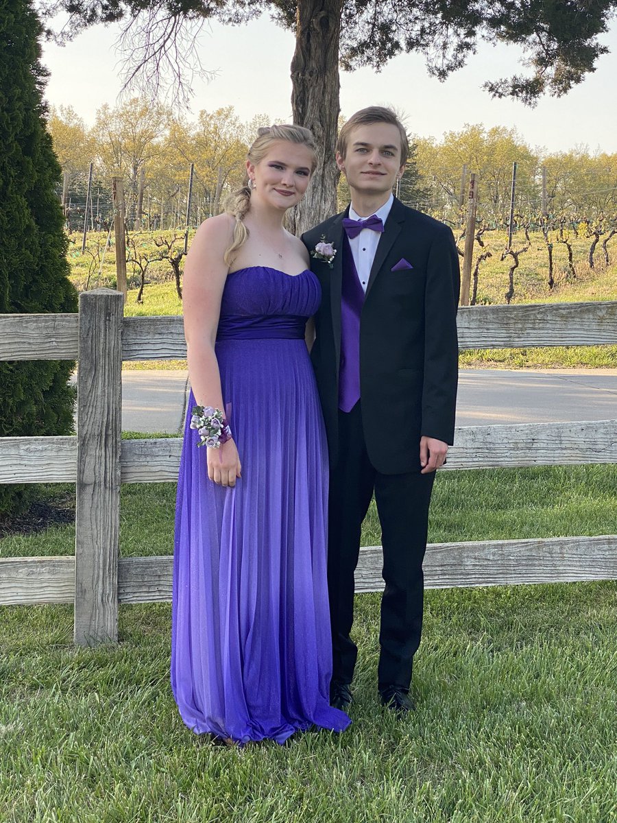 kimomomof2's tweet photo. Senior Prom! #Classof2022 
@LHSEAGLESVA @LHSEagleChamps @LHSEaglesCheer https://t.co/LN7FLbwCUK