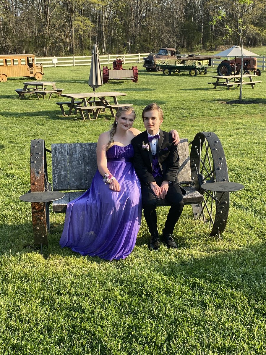 kimomomof2's tweet photo. Senior Prom! #Classof2022 
@LHSEAGLESVA @LHSEagleChamps @LHSEaglesCheer https://t.co/LN7FLbwCUK