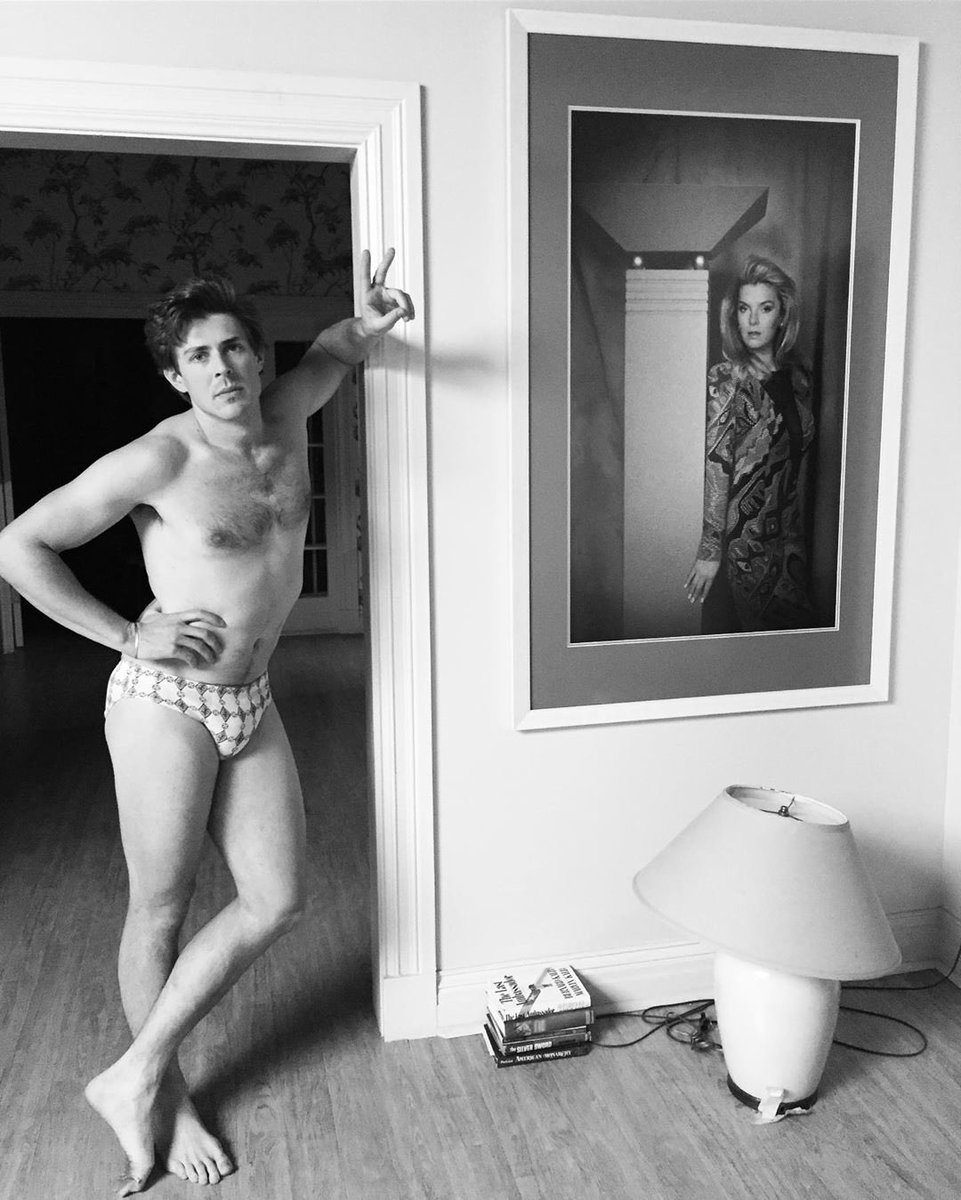 xoxo_glenn's tweet photo. This is... my kink? #saveGLOW https://t.co/Hn4MTB57Wy