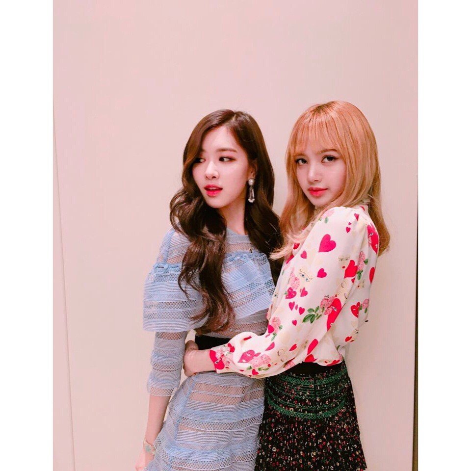 timetolili's tweet photo. 170428 (5 years ago today)
blackpinkofficial instagram update

"#BLACKPINK #ROSÉ #LISA #CHAELISA #BESTIES #LOVEHERR #블랙핑크 #로제 #리사 #리챙 #막내둘 #뀨 ❣️❣️"

https://t.co/wLZnbWcQMB https://t.co/wbWTizw2H5
