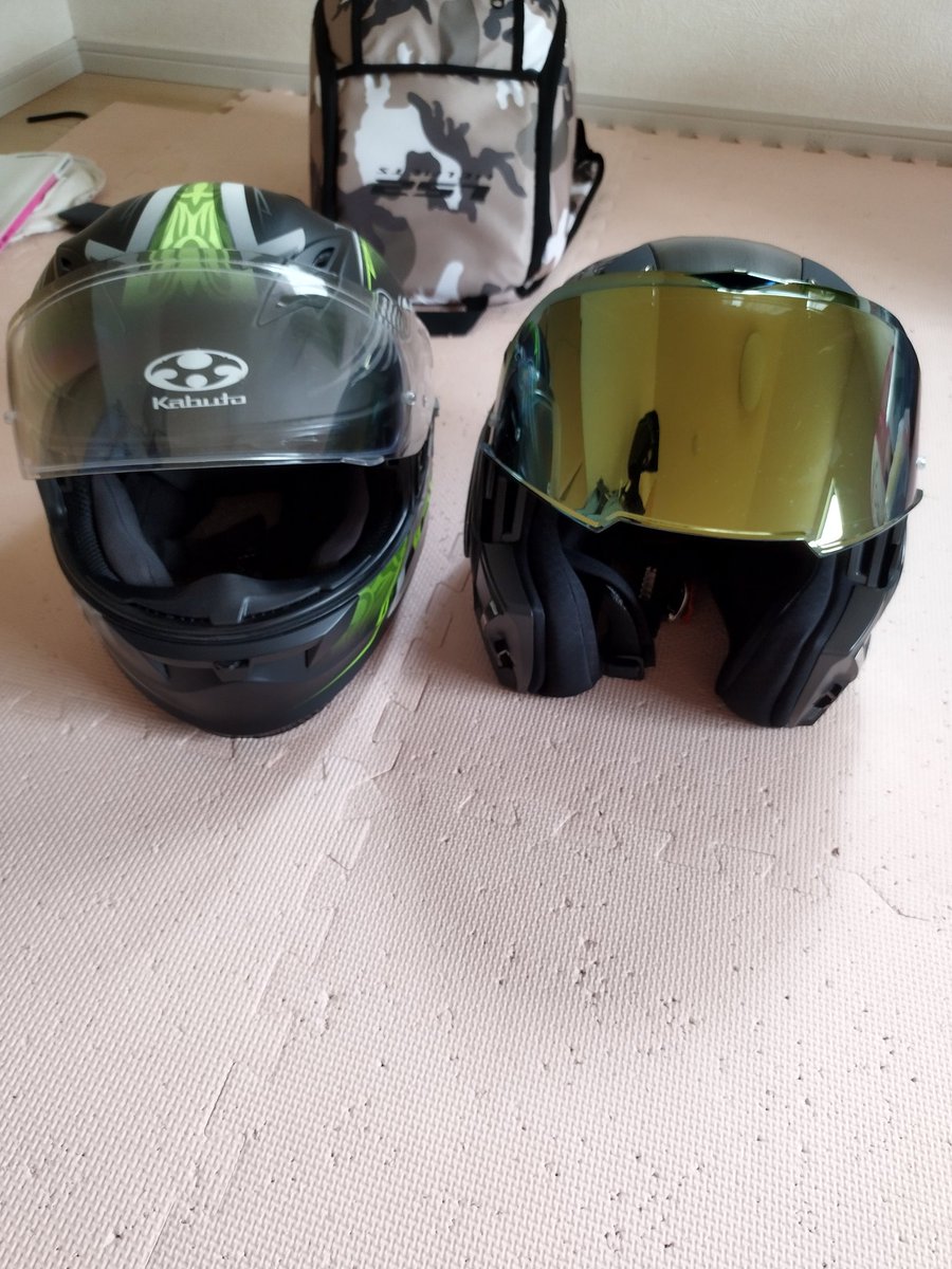 oyaoyaji_GS_ADV's tweet image. カムイ2（Lサイズ）
Variant2（XLサイズ）
並べて撮影してみました。
サイズが1つ大きい事もありますが、やはりvaliant2大きいですね😄
当然バーグマンストリート、adv150のメットインには入りません🤣
やっぱりキャリアBOX導入しないとな…#KAMUI2
#valiant2