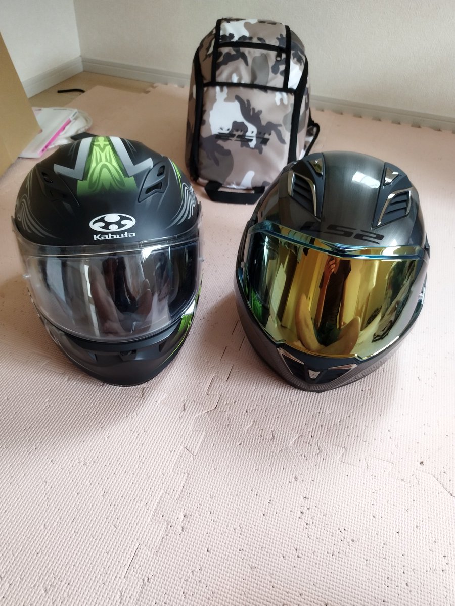 oyaoyaji_GS_ADV's tweet image. カムイ2（Lサイズ）
Variant2（XLサイズ）
並べて撮影してみました。
サイズが1つ大きい事もありますが、やはりvaliant2大きいですね😄
当然バーグマンストリート、adv150のメットインには入りません🤣
やっぱりキャリアBOX導入しないとな…#KAMUI2
#valiant2