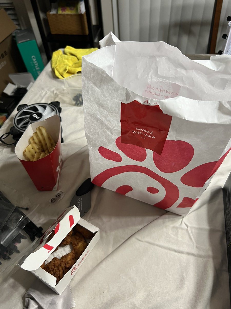 SebTC_'s tweet photo. @Karbon4444 FOOD BREAK, I PUT JUST PUT MOTHERBOARD IN https://t.co/4OMkkVDbZs