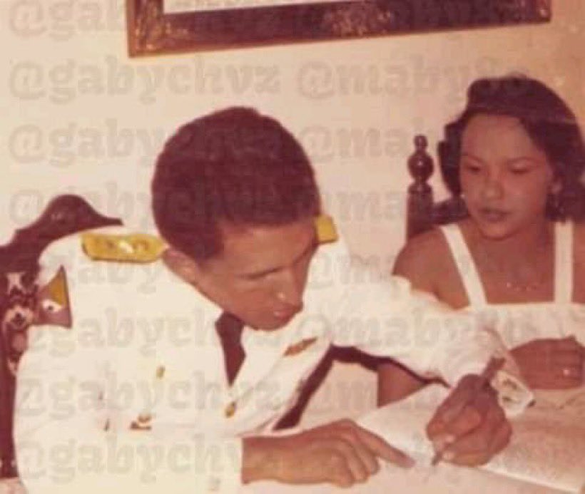 delcyrodriguezv's tweet photo. Lamentamos profundamente la partida de Nancy Colmenares, mujer humilde y primera esposa de nuestro Cdte Hugo Chávez.Lo acompañó durante su formación como soldado patriota y libertario.Extendemos nuestras condolencias asu familia e hijos María Gabriela, Rosa Virginia y Hugo Rafael https://t.co/dBeN5dyCCr