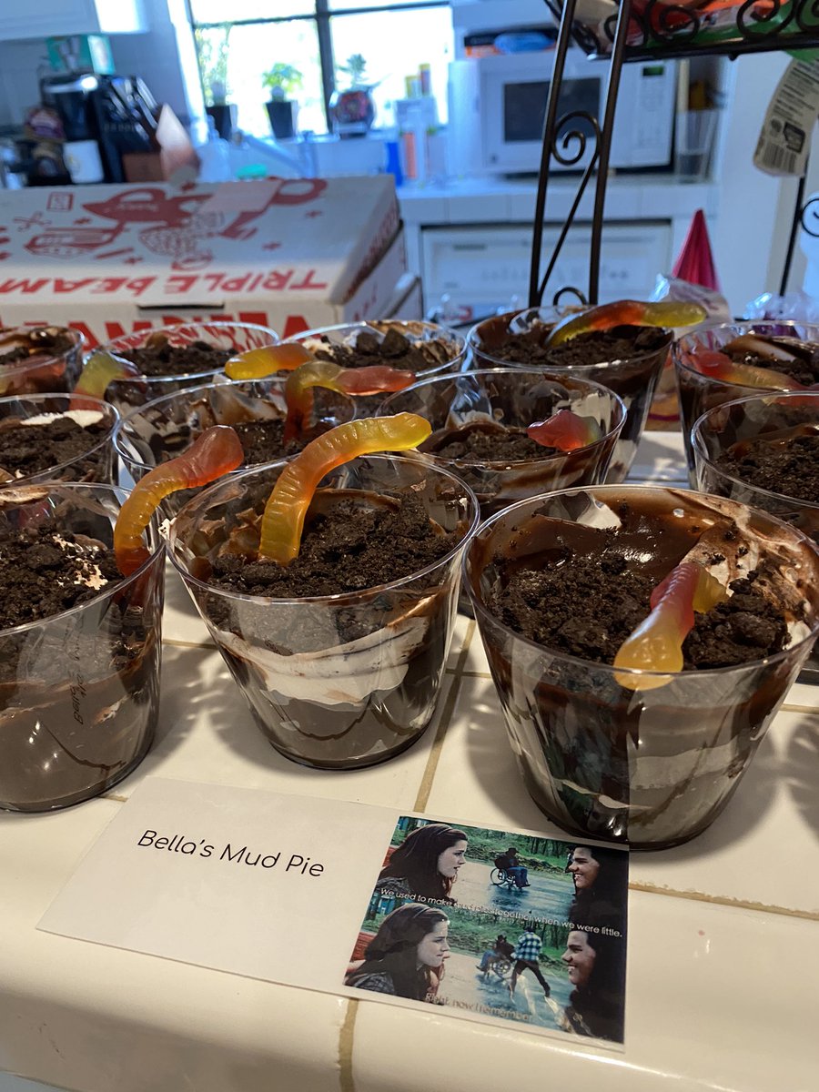 ShannonOConnor0's tweet photo. My friends threw me a Kristen Stewart themed surprise bday party. They really know me 🥺❤️ https://t.co/AT9ZJeLSca