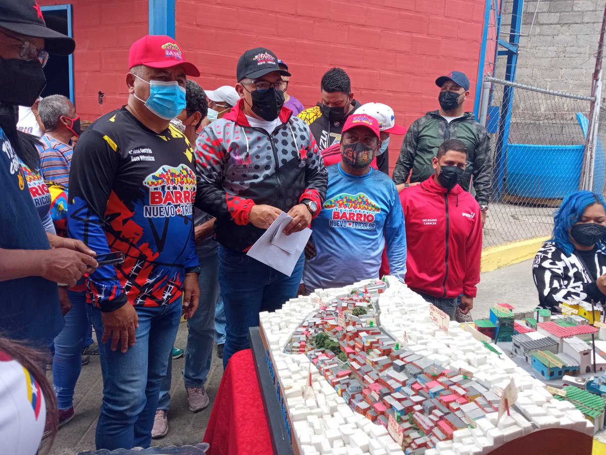 BarrioDtto's tweet photo. Más de 300 viviendas rehabilitó @Barrio_Tricolor en El Observatorio, pquia 23 de Enero de #DttoCapital donde hoy se celebró el #SábadoTricolor #44 con el Poder Popular y el acompañamiento del Jefe de Gob. @Nahumjfernandez y @JoseGRozo 

#VenezuelaTerritorioDePaz

@NicolasMaduro https://t.co/YX5zdkENGa