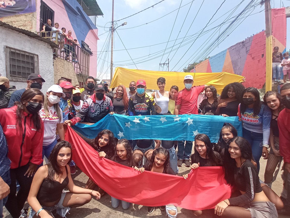 BarrioDtto's tweet photo. Más de 300 viviendas rehabilitó @Barrio_Tricolor en El Observatorio, pquia 23 de Enero de #DttoCapital donde hoy se celebró el #SábadoTricolor #44 con el Poder Popular y el acompañamiento del Jefe de Gob. @Nahumjfernandez y @JoseGRozo 

#VenezuelaTerritorioDePaz

@NicolasMaduro https://t.co/YX5zdkENGa