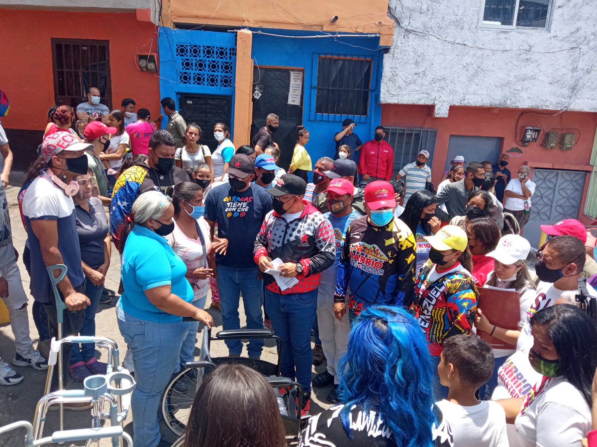 BarrioDtto's tweet photo. Más de 300 viviendas rehabilitó @Barrio_Tricolor en El Observatorio, pquia 23 de Enero de #DttoCapital donde hoy se celebró el #SábadoTricolor #44 con el Poder Popular y el acompañamiento del Jefe de Gob. @Nahumjfernandez y @JoseGRozo 

#VenezuelaTerritorioDePaz

@NicolasMaduro https://t.co/YX5zdkENGa