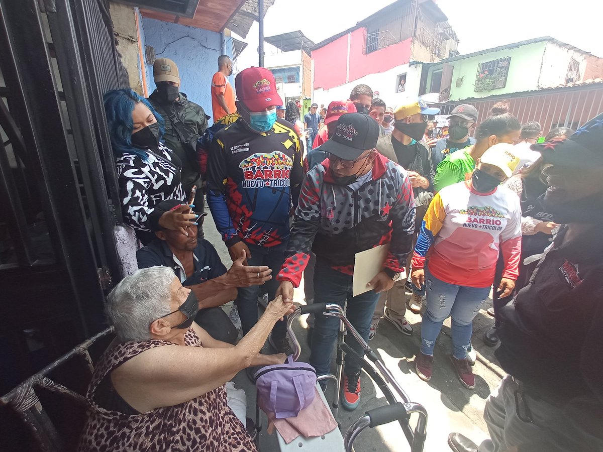 BarrioDtto's tweet photo. Más de 300 viviendas rehabilitó @Barrio_Tricolor en El Observatorio, pquia 23 de Enero de #DttoCapital donde hoy se celebró el #SábadoTricolor #44 con el Poder Popular y el acompañamiento del Jefe de Gob. @Nahumjfernandez y @JoseGRozo 

#VenezuelaTerritorioDePaz

@NicolasMaduro https://t.co/YX5zdkENGa