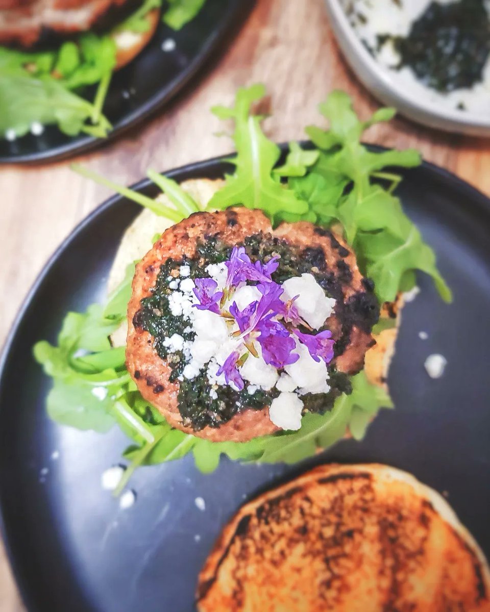 lmk_illustrator's tweet photo. Finished product 👌

Lamb, ground ivy pesto, goat cheese, arugula https://t.co/JgQmQXw4V0