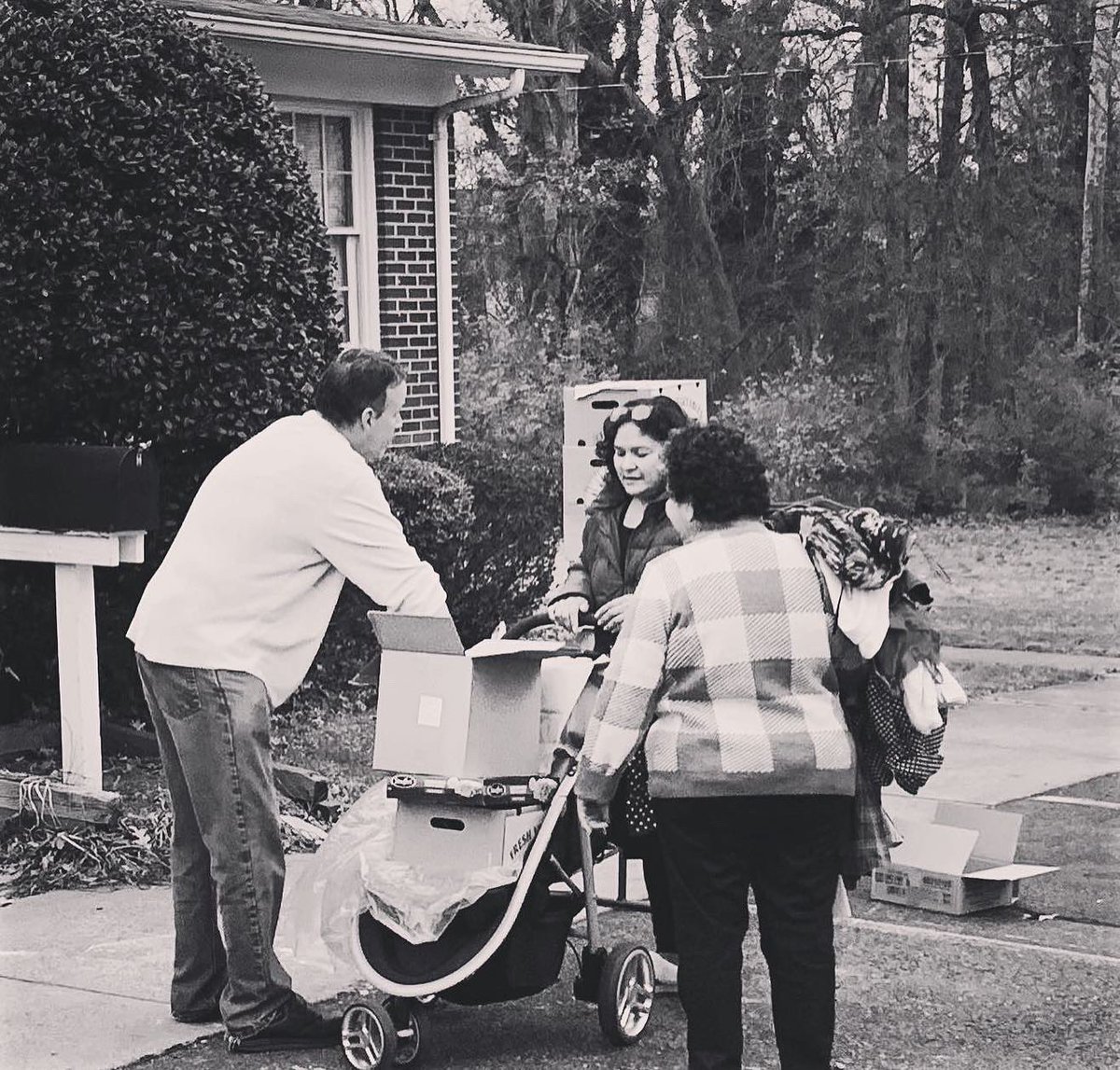 myFREEDOMtoday's tweet photo. GREAT volunteers / GREAT turnout / GREAT items distributed from @capitalareafoodbank &amp; @panerabread all made for a GREAT @findfreedomtoday distribution last Monday 👍🙌 #findfreedomtoday #Godsloveinaction #foodpantry #clothingpantry https://t.co/B9dGtr4svO
