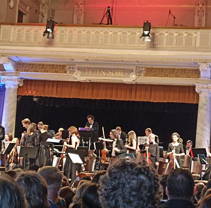 KristynaSulkova's tweet photo. Na skok do Plzně na skvělý koncert @PFilmorchestra (pořád mimochodem nechápu Cake Tower na hlaváku) a hned zase zpátky dokončit hru... V sedm musí být hotovo, tak snad. No, a já tu zrovna sedím a nahrávám ťukání skleniček.
#gamedevcunijam #den2 #den3 #gamedev #gameaudio https://t.co/vSPbFXKo2D