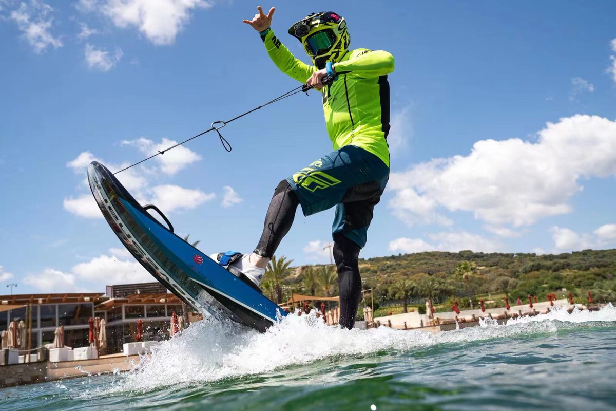 PowerVisionJP's tweet image. Waveshark スペインSotogrande試乗❣ フルースピードでアドレナリンが急上昇した感じを体験してみないか？🏄夏が期待しますね~ #Waveshark #電動サーフ #電動サーフィン #電動フォイル #電動サーフボード #ハイドロフォイル