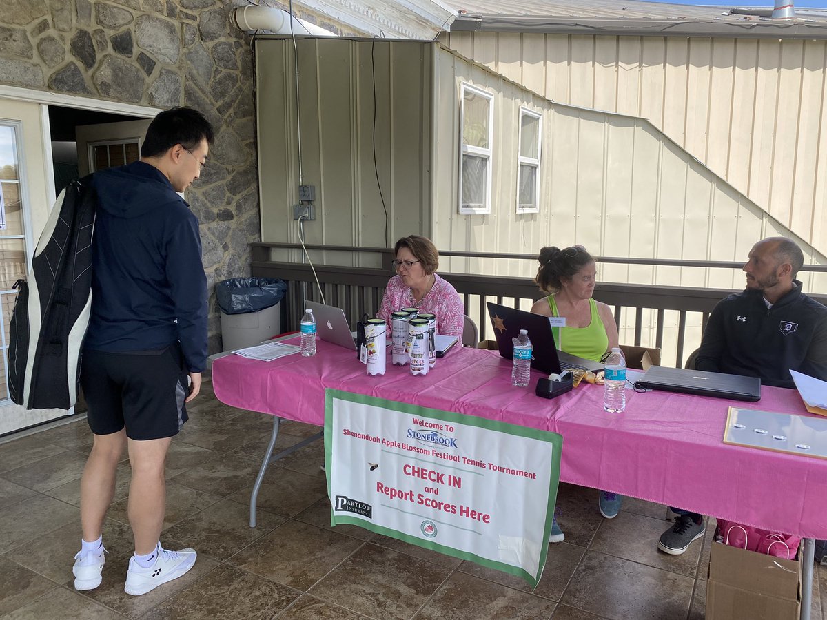 EllenDSa1's tweet photo. Apple Blossom Tennis Tournament this weekend @Stonebrook club @AVABF what as awesome weekend! https://t.co/AU47rOzK7f